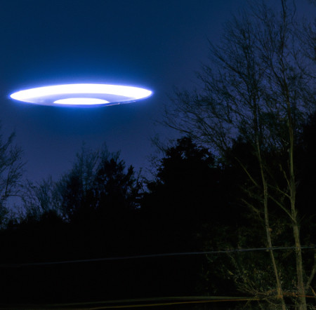 Ein UFO schwebt nachts am Himmel.