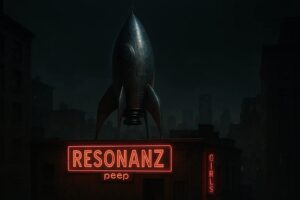 Eine alte Rakete steht auf einem Dach über einem rot leuchtenden Neon-Schriftzug "RESONANZ peep" in nächtlicher Stadt.