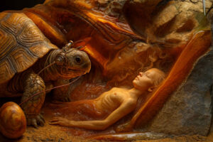 Eine Schildkröte mit metallischen Drähten und Hörern wacht über eine schlafende Gestalt in einem bernsteinfarbenen Felsenbett. Rauchige Schleier umhüllen den Körper, während ein geheimnisvolles Ei am Boden liegt. Die Szene wirkt wie ein Märchen aus einer anderen Welt.