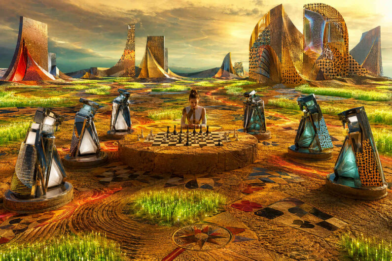 Eine junge Frau sitzt an einem runden Steintisch mitten in einer surrealen Landschaft und spielt Schach. Rund um sie stehen abstrakte, futuristische Figuren wie monumentale Spielsteine aus Glas, Metall und gemusterten Oberflächen. Der Boden leuchtet in warmen Gold- und Kupfertönen und wird von roten Lichtlinien durchzogen. Im Hintergrund ragen große skulpturale Bauwerke in den Himmel. Die Szene wirkt wie ein philosophisches Ritual zwischen Strategie, Kunst und Science-Fiction.