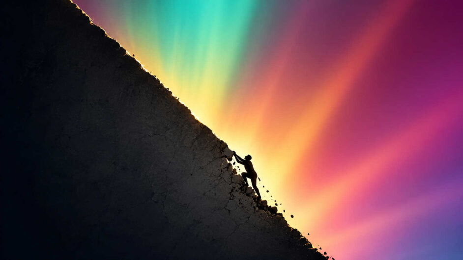 Die schwarze Silhouette eines Menschen klettert eine steile, rissige Fläche hinauf, während kleine Steine unter seinen Füßen abbrechen. Die dunkle Schräge teilt das Bild diagonal von einem weiten farbigen Leuchten. Türkis, Gelb, Orange, Rot und Violett gehen ohne feste Formen ineinander über. Der Kletternde bewegt sich unmittelbar auf die Grenze zum Licht zu.