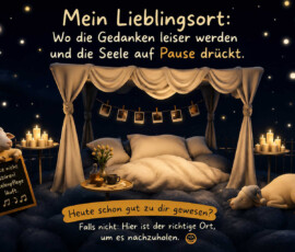 Ein weißes Himmelbett steht unter einem dunklen Sternenhimmel und ist von Kerzen, Blumen und kleinen Erinnerungsfotos umgeben. Zwei Schafe im Schlafanzug ruhen friedlich neben dem Bett. Ein Schild verkündet: „Bitte nicht stören! Seelenpflege läuft.“ Darüber steht: „Mein Lieblingsort: Wo die Gedanken leiser werden und die Seele auf Pause drückt.“ Unten wird gefragt: „Heute schon gut zu dir gewesen? Falls nicht: Hier ist der richtige Ort, um es nachzuholen.“