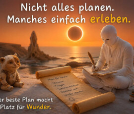 Eine weiß gekleidete Gestalt sitzt mit einem kleinen Fantasiewesen an einer Küste und schreibt während einer Sonnenfinsternis in ein Buch. Auf einer Schriftrolle steht: „Plan für heute: Staunen, Fragen, Schönes notieren, dankbar sein, wieder staunen.“ Die ungewöhnlichen Gefährten erleben den kosmischen Augenblick in ruhiger Gemeinsamkeit. Der Text lautet: „Nicht alles planen. Manches einfach erleben. Der beste Plan macht Platz für Wunder.“