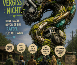Fünf Menschen stehen vor einem gigantischen Fragezeichen aus alten Lastwagen, Rohren, Reifen, Kabeln und überwucherndem Schrott. Ihre Gedanken lauten: „Alles neu?“, „Muss das sein?“, „Geht auch anders?“, „Wie kommt man da raus?“ und „Zusammen schaffen wir’s!“ Ein Schild fordert: „Weniger wegwerfen, mehr Verantwortung.“ Darüber steht: „Was wir wegwerfen, vergisst nicht. Denk nach, bevor es ein Rätsel für alle wird.“ Das Fazit lautet: „Das Beste, was bleibt, ist unser Umgang damit.“
