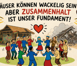 Eine große Gruppe unterschiedlich gekleideter Menschen bildet vor zwei beschädigten Häusern einen fröhlichen Kreis. Während links noch ein bewohntes Holzhaus steht, ist das Gebäude auf der rechten Seite vollständig eingestürzt. Über den Menschen schwebt ein großes rotes Herz. Der Text lautet: „Häuser können wackelig sein – aber Zusammenhalt ist unser Fundament!“